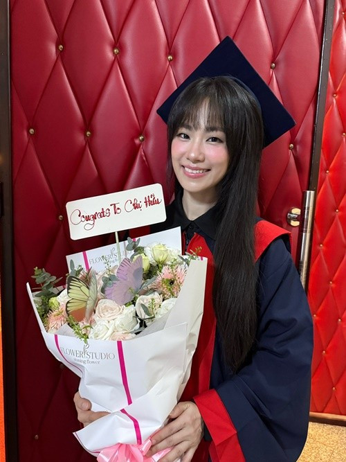 Năm 2011, Lương Bích Hữu bị bỏng nặng ở cấp độ 2 ở chân phải. Nữ ca sĩ tạm dừng mọi hoạt động nghệ thuật hơn một năm, sau đó trở lại với ca hát. Mới đây, Lương Bích Hữu nhận bằng cử nhân ngành sư phạm âm nhạc. Cô mong ước trở thành giảng viên từ lâu. Ảnh: FB Lương Bích Hữu.