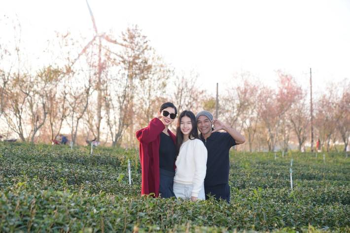 Bé Thỏ - con gái riêng của Xuân Lan, nhận được sự quan tâm và chăm sóc từ đạo diễn Ngọc Lâm như con ruột. Hiện tại, ở tuổi 13, bé Thỏ cao gần bằng mẹ và tham gia nhiều hoạt động trình diễn thời trang.