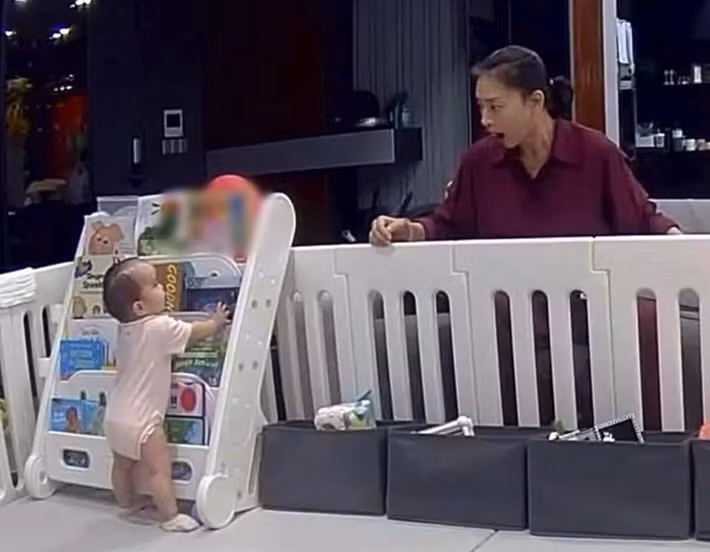Ngô Thanh Vân cho biết hành trình làm mẹ khiến cô thay đổi nhiều suy nghĩ. Nữ diễn viên ưu tiên tạo cảm giác an toàn, thoải mái cho con thay vì ép bé ngủ xuyên đêm hay ăn nhiều.