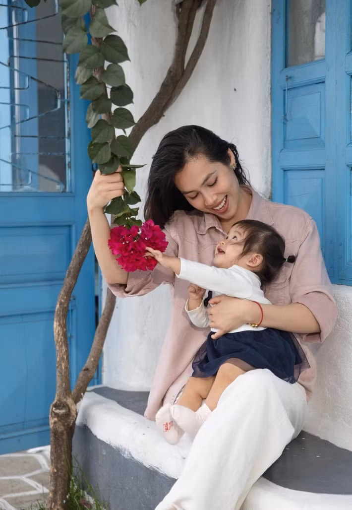 Thỉnh thoảng, Hoàng My đưa con gái đầu lòng trở về Việt Nam.