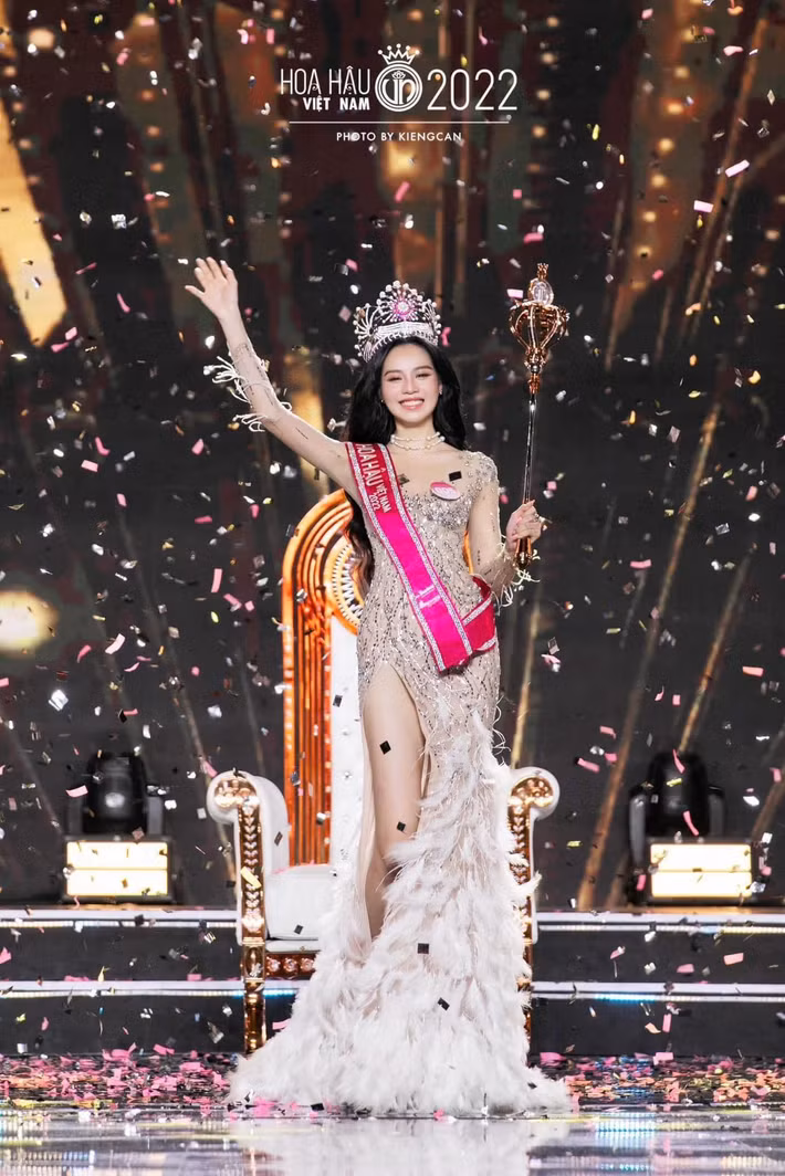 Ngày 23/12/ 2022, Thanh Thủy đoạt vương miện Hoa hậu Việt Nam. Mới đây, cô nhớ lại thời thi nhan sắc. Thanh Thủy tâm sự: "Thời gian cứ lẳng lặng trôi đi, nhanh hơn mình nghĩ. Những ngày đầu bỡ ngỡ, những cảm xúc vỡ òa khi ấy vẫn còn nguyên, chỉ là đã nằm yên lại trong tim như một đoạn ký ức đẹp". Ảnh: FB Thanh Thủy.