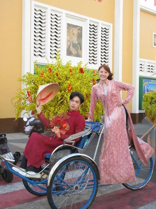 Hình ảnh áo dài, xích lô và sắc hoa mai vàng mang đến không khí Tết truyền thống, gợi cảm giác bình yên của những ngày đầu năm. Ảnh: FB Uyển Ân.