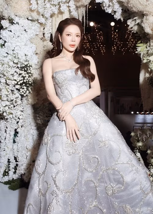 Điểm nhấn làm nên sự đặc biệt của trang phục là việc Chung Thanh Phong đã khai thác tối đa chất liệu vải ép đá màu ánh bạc. Ảnh: Linh Phạm.