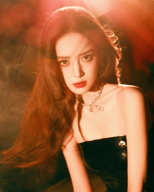 Ngoài lĩnh vực diễn xuất, nữ diễn viên sinh năm 1992 còn thử sức với vai trò người dẫn chương trình. Ảnh: Instagram Cổ Lực Na Trát.