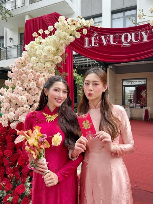 Làm phù dâu cho Á hậu Quỳnh Châu, Lương Thùy Linh nhắn nhủ đàn chị: "Chúc mừng cô dâu xinh đẹp, chị yêu". Ảnh: FB Lương Thùy Linh.