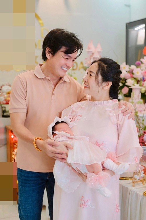 Con gái Cao Minh Đạt – Trúc Trương được bố mẹ diện cho trang phục như một công chúa nhỏ với váy xòe nhẹ nhàng, mũ ren điệu đà, thu hút sự chú ý bởi vẻ ngoài đáng yêu.