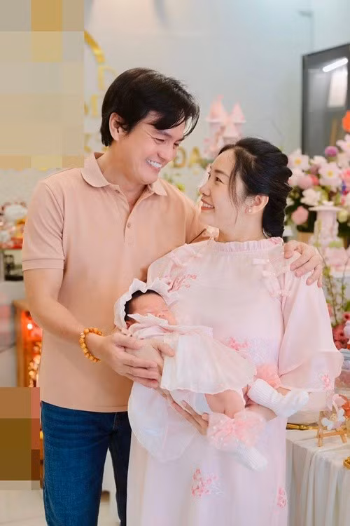 Con gái Cao Minh Đạt – Trúc Trương được bố mẹ diện cho trang phục như một công chúa nhỏ với váy xòe nhẹ nhàng, mũ ren điệu đà, thu hút sự chú ý bởi vẻ ngoài đáng yêu.