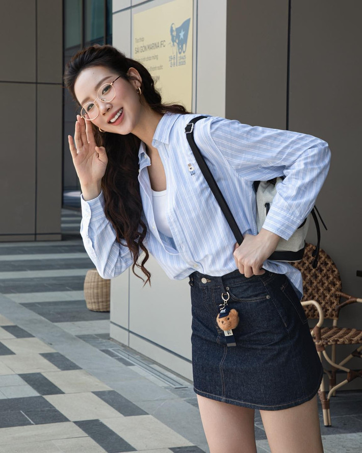 Chia sẻ loạt ảnh mới trên trang cá nhân, Hoa hậu Liên lục địa 2022 viết: “Cố ý mặc như nữ cường, mà sao lại như cô học sinh nhỏ vậy ta”, nhận được nhiều sự quan tâm và lời khen từ khán giả.