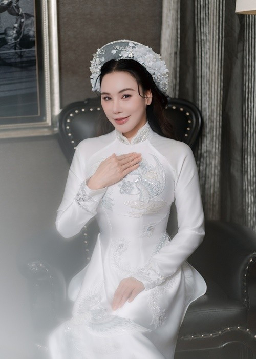 Hồ Quỳnh Hương cùng chồng doanh nhân đi thử áo dài cho hôn lễ. Ảnh: Vietnamnet.