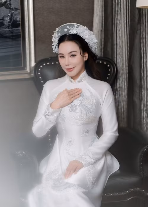 Hồ Quỳnh Hương cùng chồng doanh nhân đi thử áo dài cho hôn lễ. Ảnh: Vietnamnet.