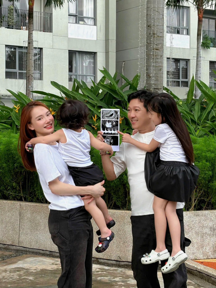 Trên trang cá nhân, chia sẻ khoảnh khắc cầm trên tay hình ảnh siêu âm thai nhi bên Nhã Phương và hai con, Trường Giang viết: "Ta say không phải là vì men...mà vì con". Ảnh: FB Trường Giang.