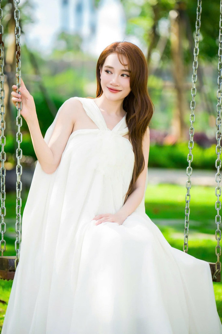 Vợ Trường Giang liên tục mặc trang phục rộng. Ảnh: FB Nhã Phương.