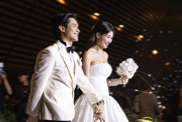 Sau đám cưới, Quỳnh Châu hỗ trợ công việc của chồng, tiếp tục tham gia các sự kiện.