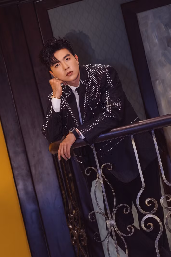 Thành công của Mưa đỏ khiến cuộc sống, sự nghiệp của Steven Nguyễn thay đổi. Nam diễn viên chia sẻ trên Vietnamnet: “Tôi được mọi người biết đến, đón nhận được nhiều tình cảm hơn”. Ảnh: FB Steven Nguyễn.