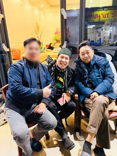 Trên trang cá nhân, nghệ sĩ Quang Thắng (giữa) vừa đăng tải hình ảnh bên NSND Quốc Khánh. Nhanh chóng, bài đăng gây chú ý bởi mới đây, tin đồn thất thiệt về sức khỏe của nghệ sĩ Quốc Khánh gây xôn xao dư luận. Ảnh: FB Quang Thắng.