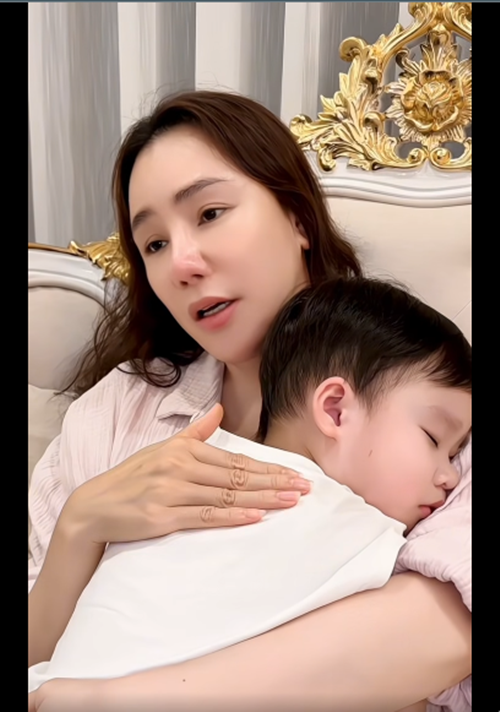 Trên trang cá nhân, Hồ Quỳnh Hương đăng tải clip ru bé Táo. Cô trải lòng: "Lời mẹ ru con, con thấm trong từng tế bào, giờ con mỗi tối đều hát lại những lời ru ngọt ngào đó cho con trai của con".
