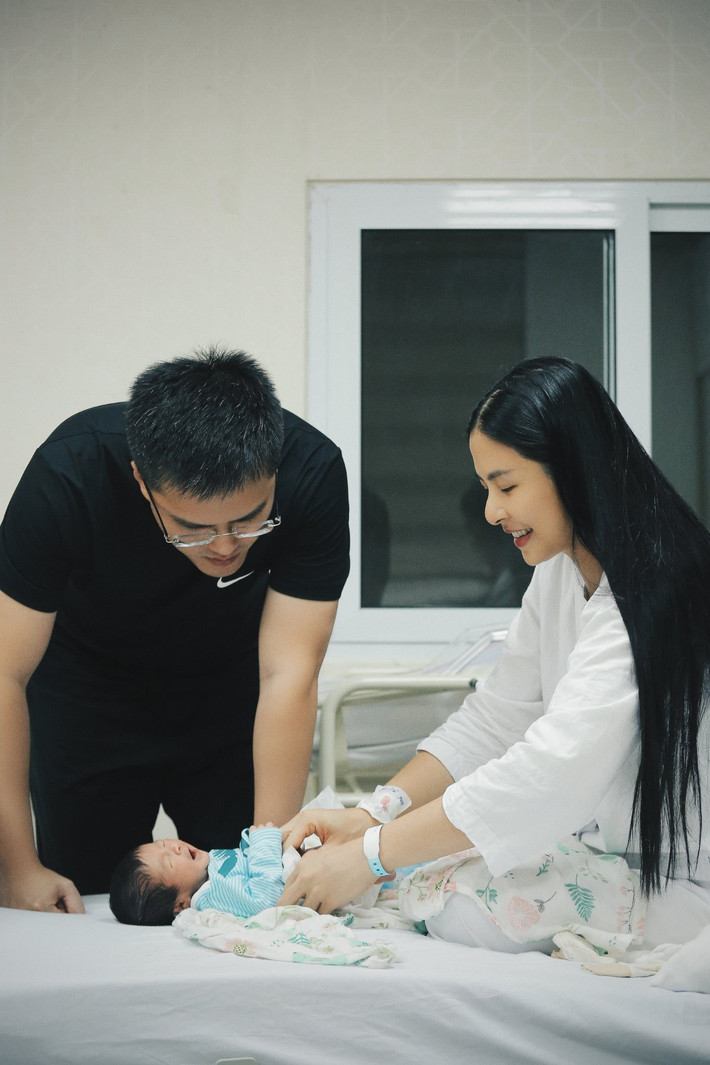 Ngọc Hân cho biết, cô sinh mổ. Phú Đạt luôn ở bên nàng hậu và bé Pi.