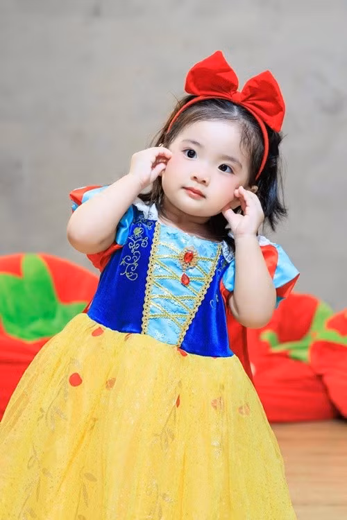 Lisa – con gái út của Khánh Thi và Phan Hiển – gây ấn tượng với gương mặt xinh xắn cùng biểu cảm sinh động đúng độ tuổi. Ảnh: FB Kubi Anna Lisa.