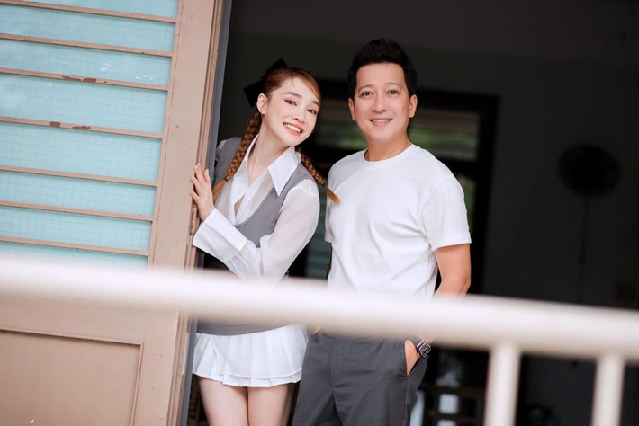 Nam diễn viên chia sẻ trên Vietnamnet: "Vợ chồng chia tay nhau trong nước mắt, tôi tạm biệt Phương và đi không dám quay đầu lại vì sợ cô ấy tủi thân. Vừa dẫn chương trình, tôi buồn và lo lắng trong lòng. Vì vợ chồng có 2 bé rồi mà chưa lần nào tôi ở cạnh Nhã Phương lúc sinh. Tôi thấy thương cô ấy! Ngay khi nhận tin cô ấy sinh bình an, tôi bật khóc nức nở, nóng lòng được gặp vợ và con nhưng phải cố quay xong chương trình”.