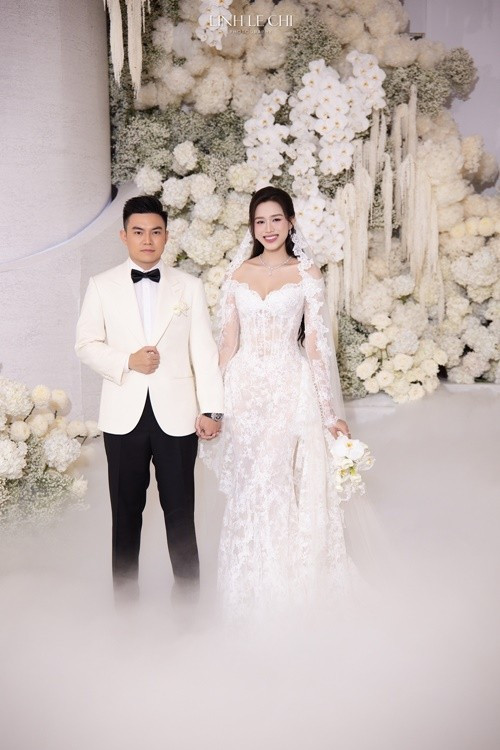 Đám cưới của Đỗ Thị Hà và Viết Vương ở Hà Nội vào tối ngày 9/11 diễn ra trong không gian ngập tràn hoa tươi. Ảnh: Linh Le Chi.