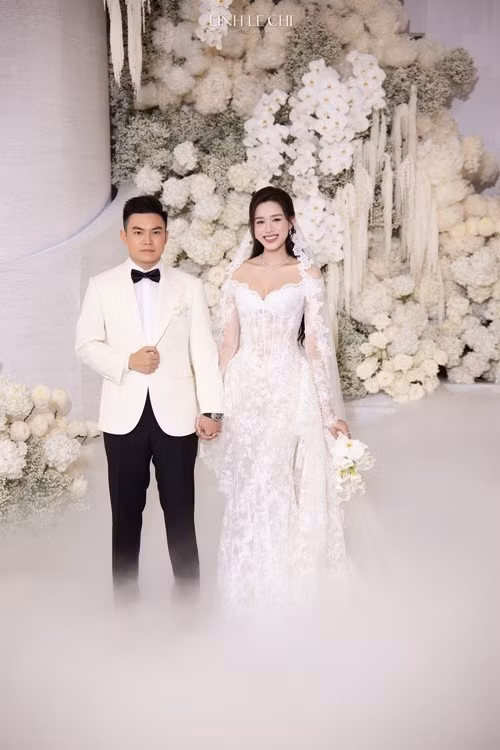 Đám cưới của Đỗ Thị Hà và Viết Vương ở Hà Nội vào tối ngày 9/11 diễn ra trong không gian ngập tràn hoa tươi. Ảnh: Linh Le Chi.