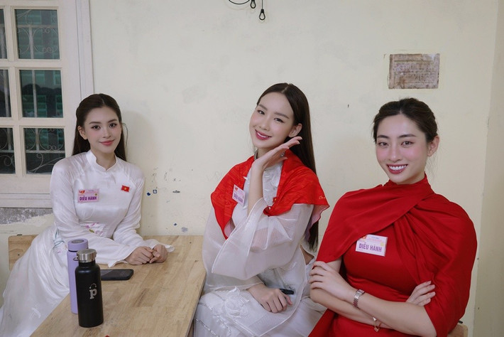 Xuất hiện rạng rỡ trong tà áo dài đỏ truyền thống, Lương Thùy Linh gây ấn tượng bởi nhan sắc trong trẻo, dịu dàng. Ảnh: Sen Vàng.