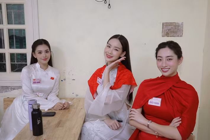 Xuất hiện rạng rỡ trong tà áo dài đỏ truyền thống, Lương Thùy Linh gây ấn tượng bởi nhan sắc trong trẻo, dịu dàng. Ảnh: Sen Vàng.