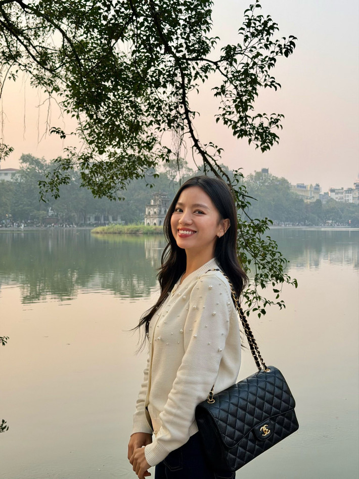 Nữ diễn viên thường lựa chọn các thiết kế đơn giản, phom dáng gọn gàng, sử dụng phụ kiện thời trang.