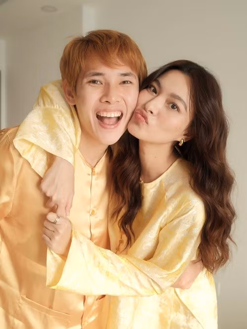 Về phía Quỳnh Lý, nam diễn viên cũng từng thể hiện quan điểm giữ kín chuyện tình cảm. Anh chia sẻ trên Người Lao Động: “Tình yêu là chuyện hai người nên tôi muốn chỉ có hai người biết. Tôi nghĩ lỡ như có chuyện không hay, người đau khổ cũng là hai chúng tôi. Tôi không muốn có thêm nhiều người khác cùng buồn và cùng làm tổn thương nhau nhiều hơn. Tôi không muốn sự tổn thương đó được nhân rộng nên nghĩ chỉ hai người biết là được”.