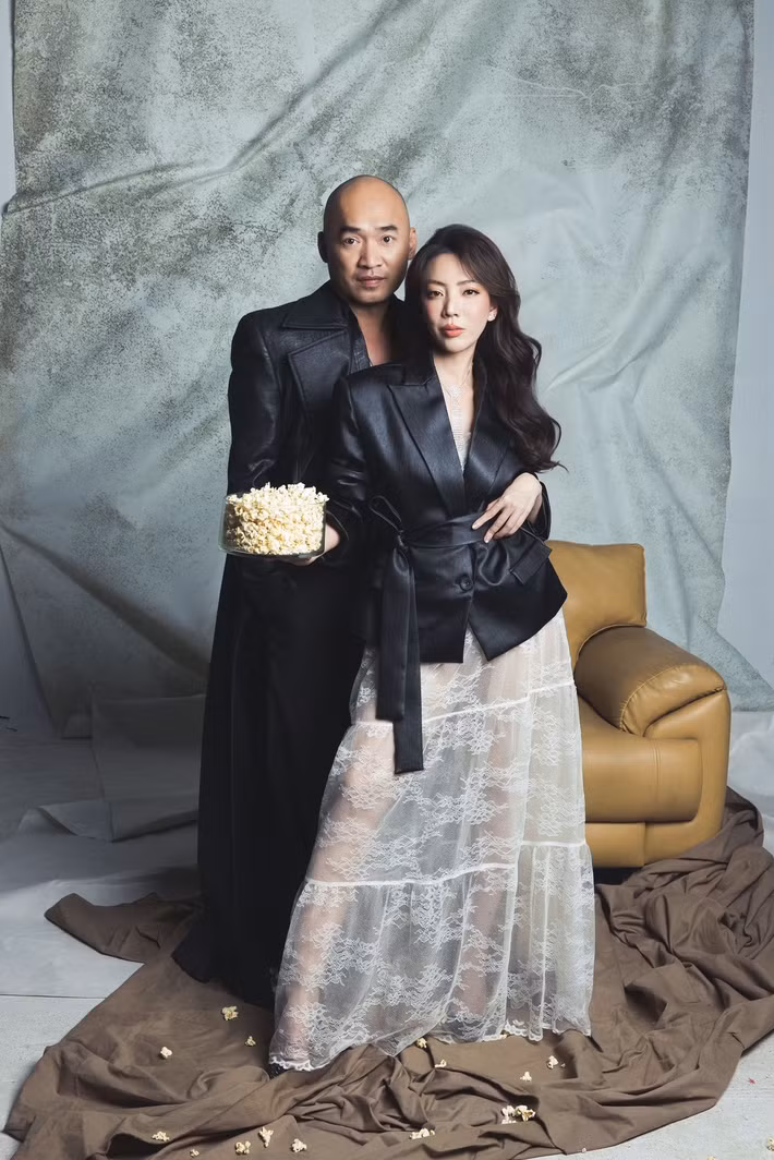 Khi còn 2 ngày nữa đến kỷ niệm ngày cưới, nam diễn viên tiếp tục nhắn nhủ vợ: ""Bé Trang thật xinh đẹp/Cho anh ngắm mãi thôi/ Anh chỉ cần nhiêu đó/ Xin yêu em trọn đời/ 15 năm ngày cưới/Triệu lời thương mến gửi đến em". Ảnh: FB Thu Trang.