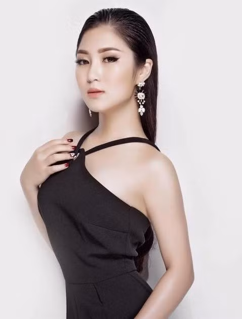 Nhìn lại hành trình hơn một thập kỷ, thực lực của Hương Tràm đã được bảo chứng từ năm 17 tuổi khi cô đăng quang Giọng hát Việt 2012. Theo Znews, tiết mục "I Will Always Love You" tại vòng Giấu mặt của Hương Tràm đến nay vẫn được xem là một trong những tiết mục ấn tượng nhất của cuộc thi.