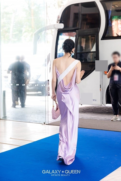 Trước đó, Hương Giang diện đầm lụa hai dây, hở lưng trần. Nữ ca sĩ chọn kiểu búi tóc cao. Ảnh: Galaxy Queen.