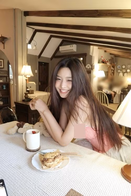 Ở một số bộ ảnh khác, người mẫu Gen Z theo đuổi phong cách nhẹ nhàng, trong trẻo. Tông màu pastel và kiểu dáng mềm mại giúp tổng thể trông trẻ trung hơn. Ảnh: FB Joan Tina.