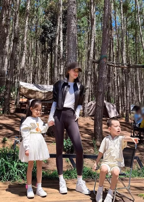 Chia sẻ trên Người Đưa Tin về các con, Hà Hồ cho hay: “ Lisa rất giống Hà, còn Leon rất giống bố. Tính cách cũng vậy, Lisa khó tính như Hà, để ý từng tí một. Điểm khác biệt giữa Leon và anh Kim là anh Kim thoải mái một chút, còn Leon là OCD từ bé, một cọng tóc rớt xuống cũng nhặt đi vứt vào sọt rác”. Ảnh: FB Henrylisaleon.