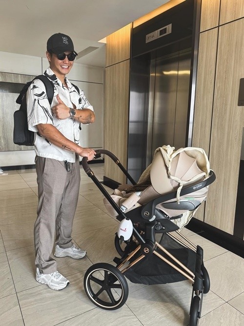 Huy Trần đăng ảnh tươi rói bên con. Anh viết: "Sống sót qua tuần đầu mất ngủ! Có hơi mệt, hơi xấu tí, nhưng tim thì đầy ắp yêu thương lại còn sụt được mấy kí nữa chứ". Ảnh: FB Huy Trần.