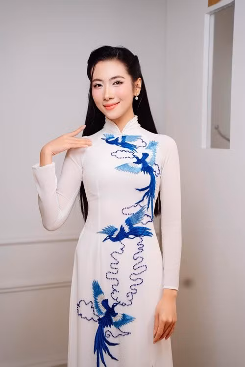 Trong tà áo dài trắng truyền thống điểm xuyết họa tiết chim hạc xanh, Hoài Nam toát lên vẻ đẹp thanh lịch, nhẹ nhàng của người con gái Việt. Mái tóc đen dài được tạo kiểu đơn giản giúp tôn lên gương mặt thanh tú cùng thần thái dịu dàng, chuẩn mực của một nàng Á khôi. Ảnh: FB Hoài Nam.