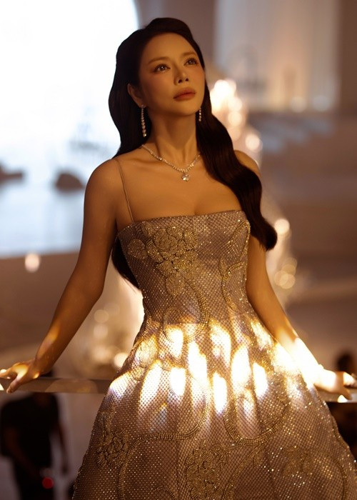 “Phú bà” Lý Nhã Kỳ lựa chọn những bộ cánh được thiết kế công phu, tỉ mỉ, tôn lên vóc dáng và thần thái. Ảnh: Linh Phạm.