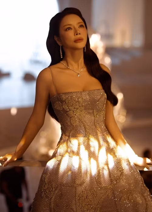 “Phú bà” Lý Nhã Kỳ lựa chọn những bộ cánh được thiết kế công phu, tỉ mỉ, tôn lên vóc dáng và thần thái. Ảnh: Linh Phạm.