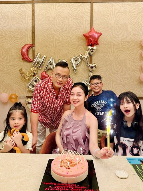 Jennifer Phạm thường xuyên chia sẻ những khoảnh khắc đời thường bên chồng và các con.