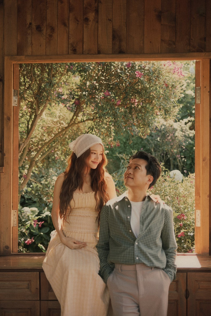 Trường Giang dành nhiều thời gian cho gia đình đồng thời tích cực hoạt động nghệ thuật. Anh đóng 30 chưa phải Tết, Chủ tịch giao hàng. Dịp Tết Nguyên đán 2026, Trường Giang đảm nhận vai chính, là đạo diễn, nhà sản xuất phim Nhà ba tôi một phòng. Ảnh: Mạnh Bi.