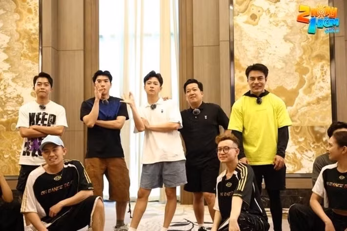 Trường Giang nâng đỡ HIEUTHUHAI trong 2 Ngày 1 đêm. Ảnh: Người Đưa Tin.