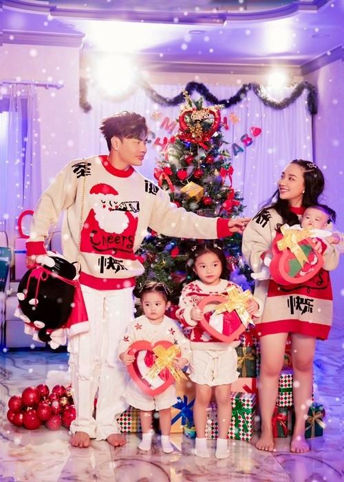 Lê Dương Bảo Lâm cùng vợ con trong căn nhà rộng rãi, đầy đủ tiện nghi ở Đồng Nai từ đầu năm 2024. Ảnh: FB Lê Dương Bảo Lâm.