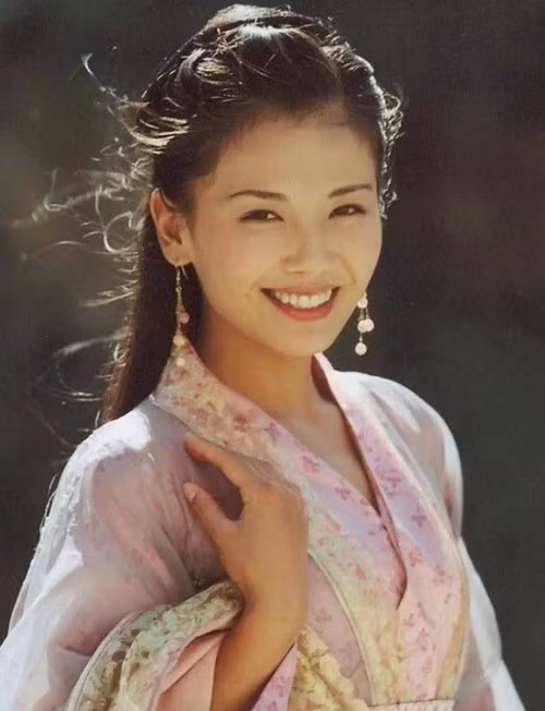 Năm 2003, vai diễn A Châu trong Thiên long bát bộ đã đưa Lưu Đào đến gần hơn với hàng triệu khán giả. Hình ảnh người con gái dịu dàng, giàu cảm xúc cùng ánh mắt u buồn của cô lấy đi không ít nước mắt người xem, giúp Lưu Đào nhanh chóng trở thành gương mặt được yêu mến của màn ảnh Hoa ngữ. Ảnh: Tiền Phong.