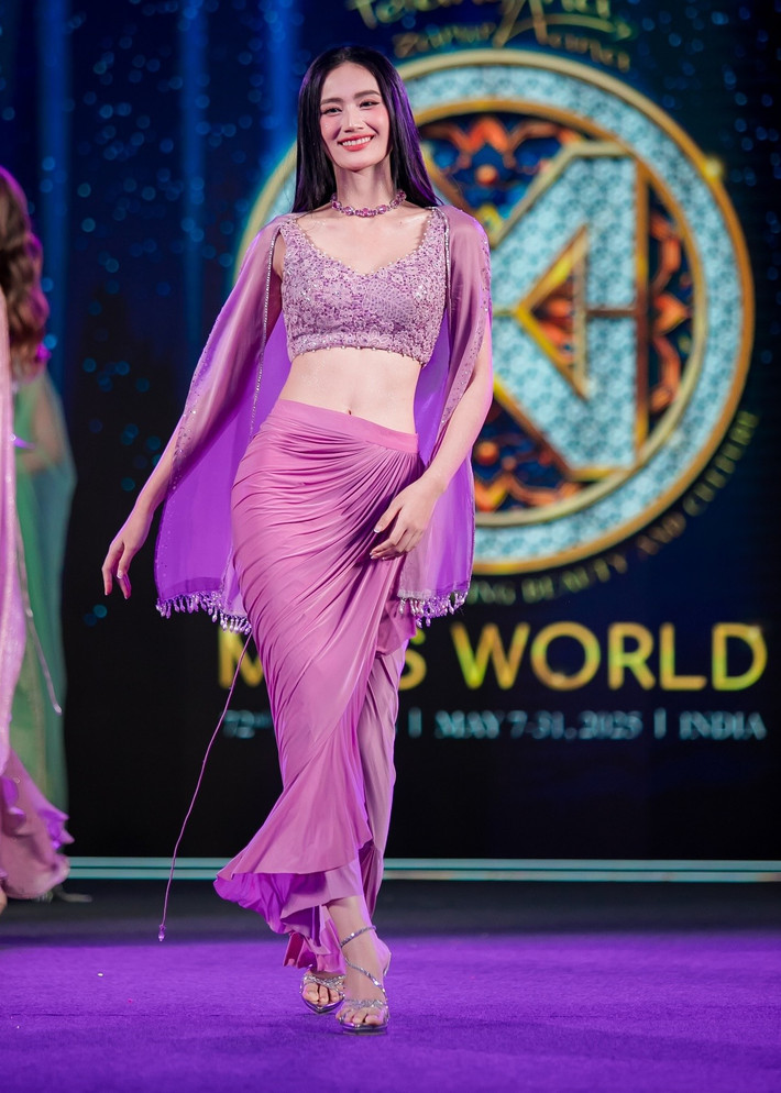 Top Model là một trong những phần thi quan trọng và được mong chờ ở Miss World 2025. Trong phần thi này, các người đẹp sẽ thể hiện khả năng trình diễn với trang phục tự chọn và một trang phục của NTK quốc tế. Ở phần trình diễn đầu tiên, Hoa hậu Ý Nhi diện trang phục tím nhạt, cách điệu tinh tế từ trang phục truyền thống Ấn Độ. Đây là sáng tạo của nhà thiết kế người Ấn Độ Archana Kochhar. Trang phục được dệt thủ công với kiểu dáng áo croptop và chân váy giúp Ý Nhi khoe vòng eo nhỏ. Ảnh: Miss World.