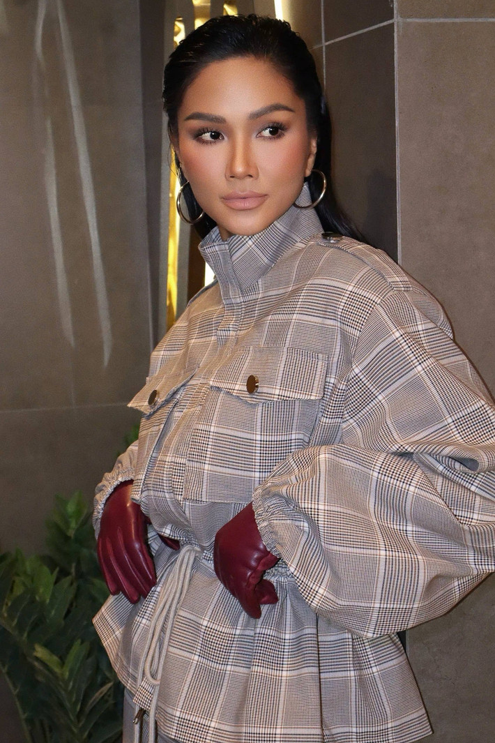 Phong cách thời trang của H’hen Niê hướng đến sự tinh giản, ưu tiên phom dáng tôn hình thể và nhấn mạnh thần thái.