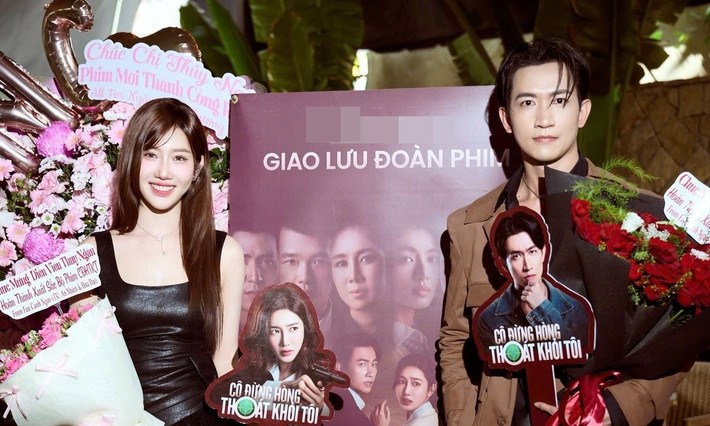 Tháng 7/2025, Thúy Ngân và Võ Cảnh vướng tin đồn mối quan hệ rạn nứt khi cả hai không trò chuyện thân thiết như bình thường trong buổi giới thiệu phim Cô đừng hòng thoát khỏi tôi mà Thúy Ngân - Võ Cảnh cả hai đóng chung. Ảnh: Tiền Phong.