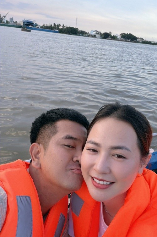 Những hoạt động đời thường được Hùng Thuận cập nhật đều đặn thời gian qua cho thấy sự đồng hành khá kín đáo của vợ chồng nam diễn viên.