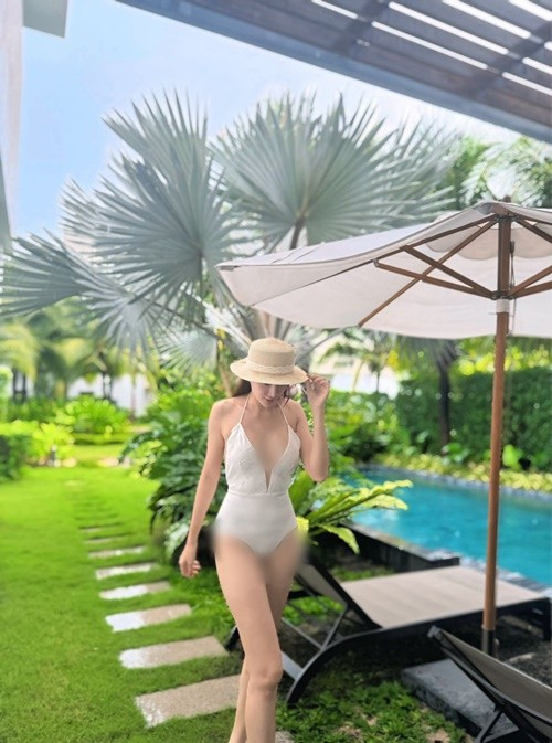 Lê Hà khoe dáng nuột nà với bikini sau 2 lần sinh nở. Ảnh: FB Lê Hà.