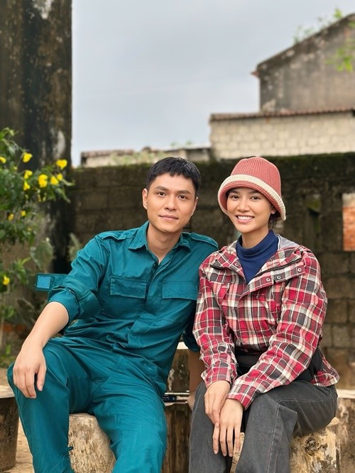 Lần đầu đảm nhận tuyến vai người yêu của Tô Dũng, Anh Đào thừa nhận có chút lo lắng về phản ứng hóa học. “Khi vào vai, tôi chỉ còn là Khánh Linh, không còn là Anh Đào nữa”, nữ diễn viên chia sẻ. Ảnh: FB Tô Dũng.