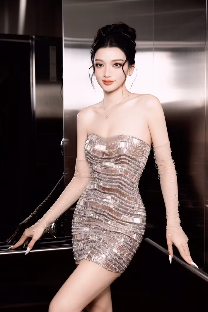 Y Quyên cao 1m72, có số đo ba vòng gợi cảm 85-60-92 cm. Ảnh: FB Đinh Y Quyên.